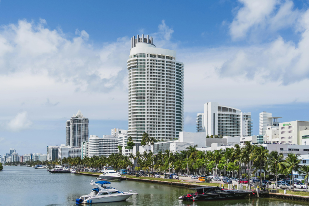 ✨ Vive el Lujo: Piso Exclusivo en Edificio Mercedes Miami con Terraza y Piscina por 800.000 € ✨